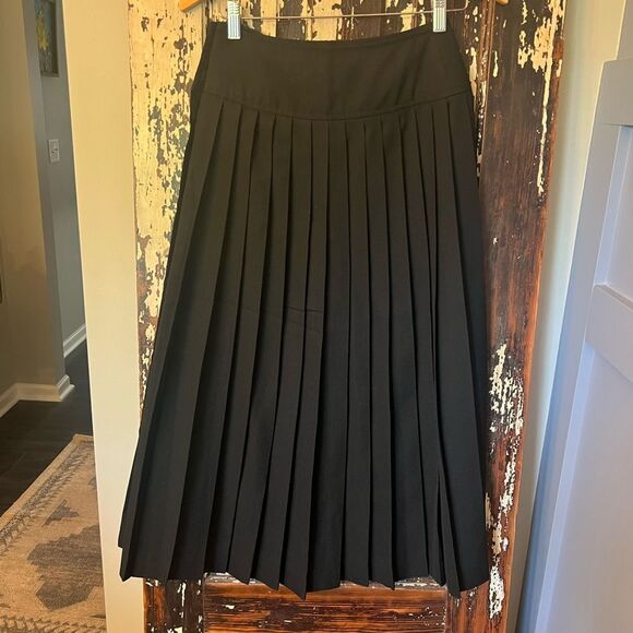 Vintage Chopard Elegant Black Pleated Skirt with Button Detail size 8. - Picture 2 of 9
